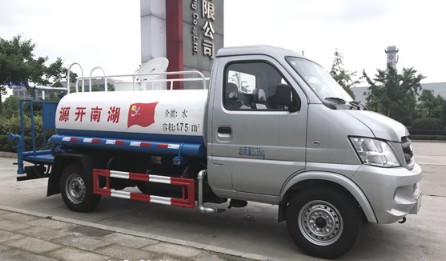 藍牌灑水車最大能幾噸的_北汽昌河2方綠化灑水車廠家價格